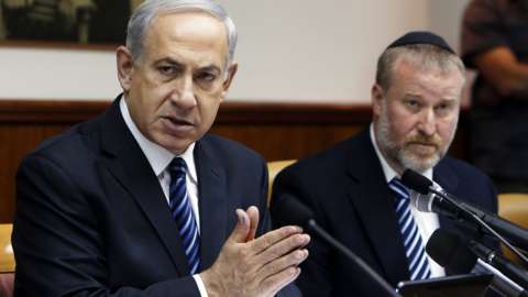 File photo showing Israeli Prime Minister Benjamin Netanyahu and Attorney General Avichai Mandelblit at a cabinet meeting (19 May 2013)