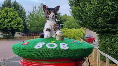 Bob the cat knitted post box topper