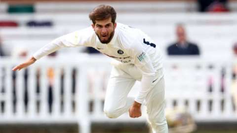 Shaheen Afridi bowls for Middlesex