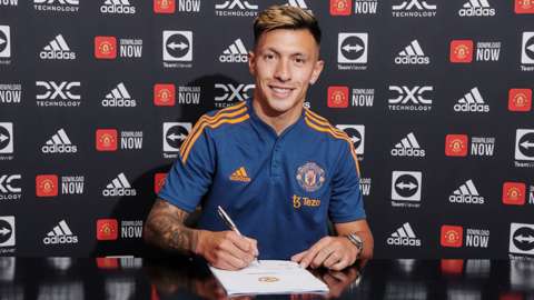 Lisandro Martinez signs for Manchester United