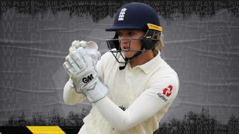 Sarah Taylor while playing as a wicketkeeper for England on the Manchester Originals Hundred background