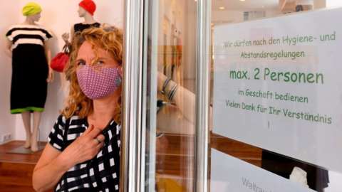 Fashion shop in Ludwigsburg with warning to customers, 20 Apr 20