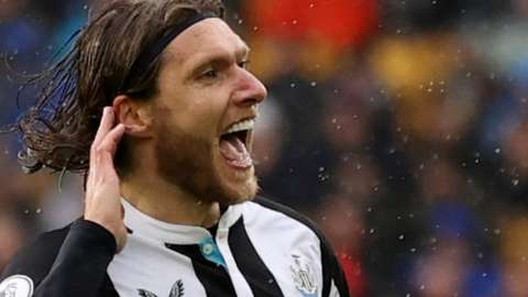 Reading have signed midfielder Jeff Hendrick from Newcastle United