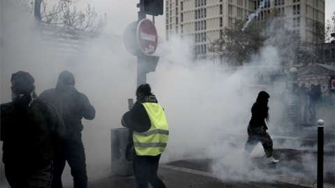 Police fire tear gas at yellow vest protesters in Paris, 16 November 2019