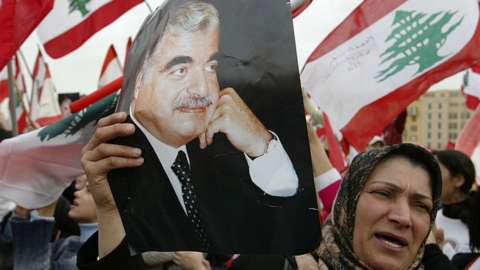 Lebanese woman holds portrait of Rafik Hariri (file photo)