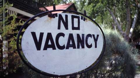 A no vacancy sign