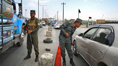 Police in Kabul check vehicles