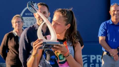 Daria Kasatkina kisses the trophy