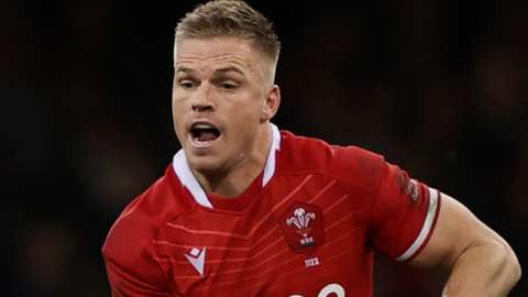 Gareth Anscombe n action for Wales.i