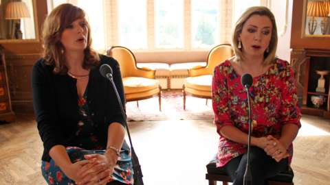 Raonaid Walker agus Muireann Nic Amhlaoibh