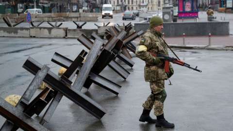 Member of Ukraine's Territorial Defence Forces guards a checkpoint in central Kyiv (3 March 2022)