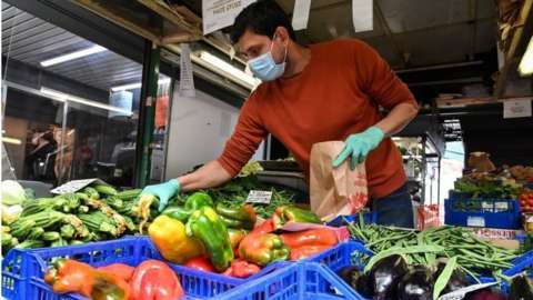 Man wearing mask at vegetable stall in Rome (16/04/20)