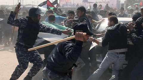 Hamas security forces beat Palestinians to prevent them reaching the border with Israel (30/03/12)