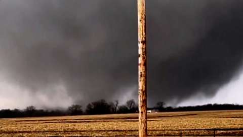 Seven people are dead after tornadoes packing winds of up to 138 mph (222kph) tore through Iowa.