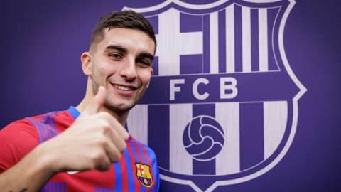 Ferran Torres gives a thumbs up after signing for Barcelona