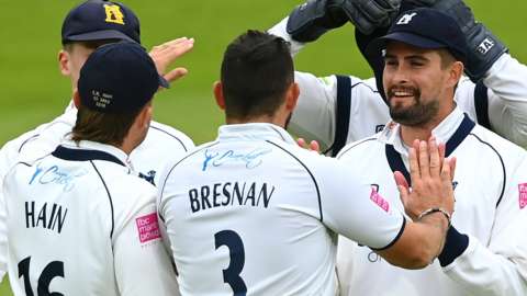 Warwickshire celebrate a wicket