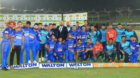 Afghanisan and Bangladesh players with the T20 series trophy