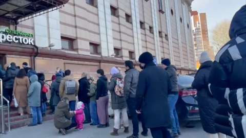 A long queue of people waiting to withdraw money in Moscow