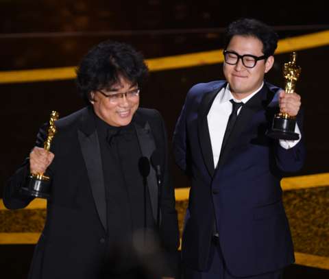 Sutradara dan penulis naskah film Parasite, Bong Joon Ho dan Han Jin Won menerima piala Oscar.