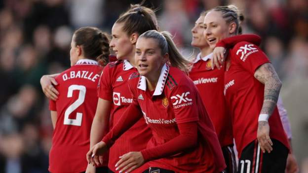 <div>Manchester United 1-0 Arsenal: United go four points clear at top of Women's Super League</div>