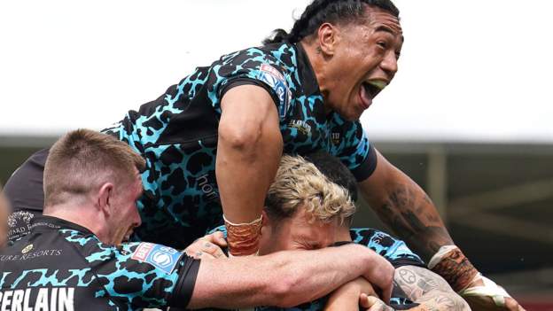 Leigh fight back to claim derby win at Salford