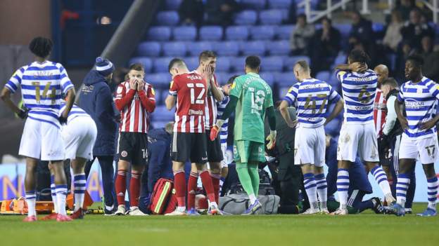 Reading 0-1 Sheffield United: Blades' John Fleck given oxygen after collapse off..