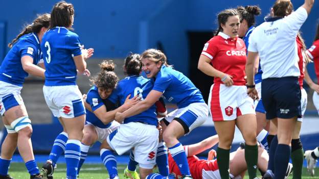 <div>Women's Six Nations: Wales 8-10 Italy - late penalty kick breaks Welsh hearts</div>