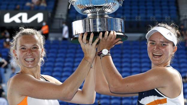 <div>Australian Open: Barbora Krejcikova and Katerina Siniakova win women's doubles title</div>