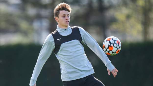 Manchester City: Ukrainian refugee Andrii Kravchuk permitted to train with club