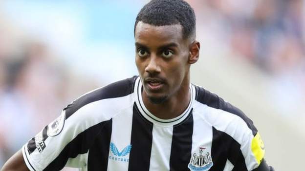 Alexander Isak: Newcastle forward unlikely to return before World Cup with thigh injury