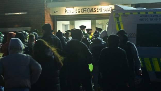 Glentoran condemn 'unacceptable protest violence'
