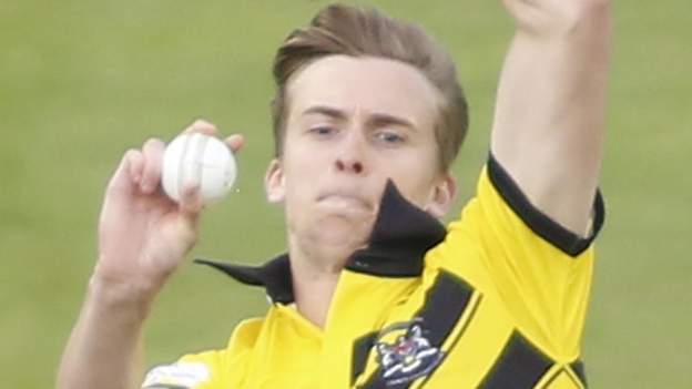 Craig Miles: Gloucestershire seamer signs new contract - BBC Sport