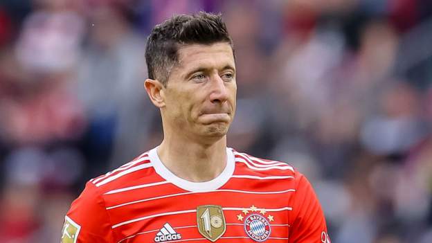Robert Lewandowski: Bayern Munich striker tells club he wants to leave