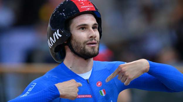 3:59.636 – Filippo Ganna sets a new individual pursuit world