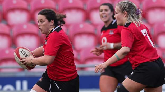Wales great Harries ends 14-year career in style