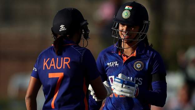 Inglaterra v India: Smriti Mandhana lleva a los turistas mejorados a la victoria en el ODI inaugural