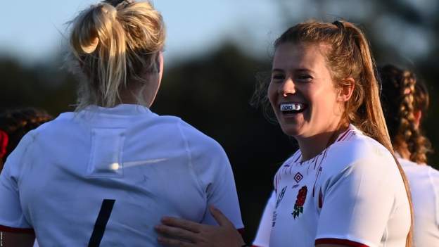 England thrash South Africa en route to last eight