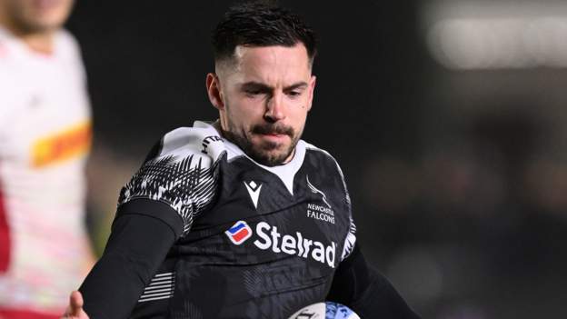 Newcastle scrum-half Elliott extends contract