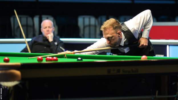 Trump stuns Higgins with comeback to reach final