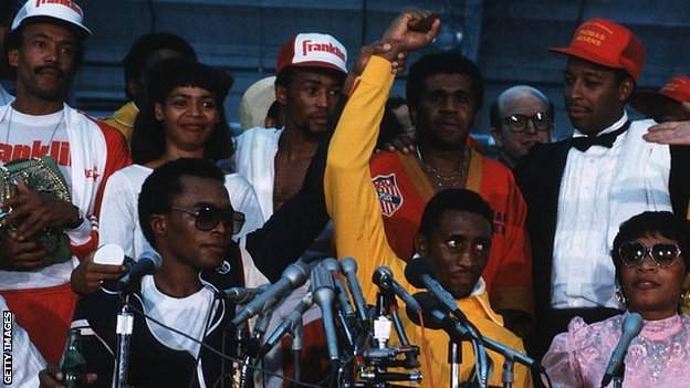 Leonard raised Hearns' hand as the pair faced the media after their bout