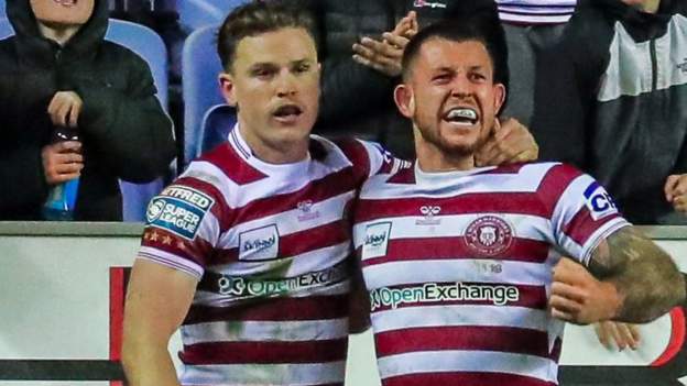 Super League: Wigan Warriors 19-18 Hull FC - Late Harry Smith drop-goal gives hosts win