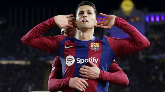 Barcelona see off Napoli to reach quarter-finals