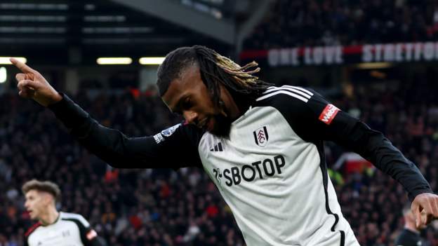 Iwobi strikes late as Fulham beat Man Utd