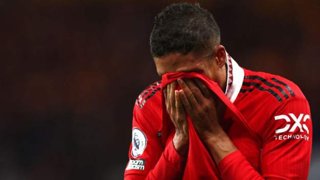 Manchester United's Raphael Varane suffers injury at Chelsea and leaves pitch in..
