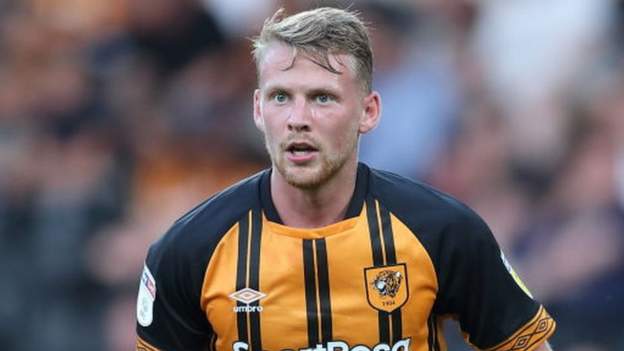 Stephen Kingsley joins Hearts as free agent - BBC Sport