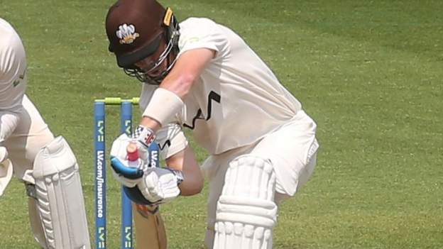 County Championship: Ollie Pope reaches 65 as Surrey edge past Warwickshire