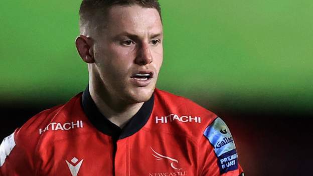 Tom Penny: Full-back extends contract with Newcastle Falcons