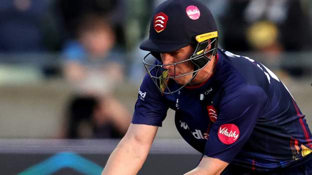 Lawrence helps Essex beat Bears to make Finals Day
