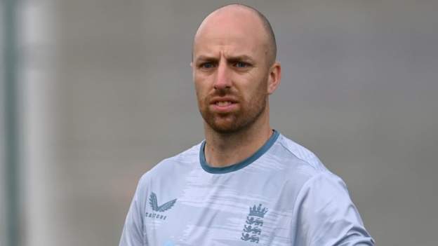 England v New Zealand: Jack Leach plays in unchanged team after recovering from ..