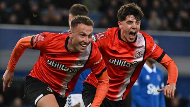 Woodrow strikes late as Luton beat Everton in FA Cup